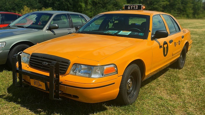 2000 Ford Crown Victoria Image 3